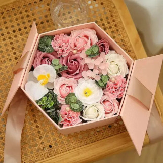 Подарунок дівчині на 8 березня штучні троянди в коробці 24х24 см Forever рожевий - Інтернет-магазин спільних покупок ToGether