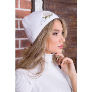 Жіноча біла шапка, з квітковою вишивкою, 167R7782 - Інтернет-магазин спільних покупок ToGether