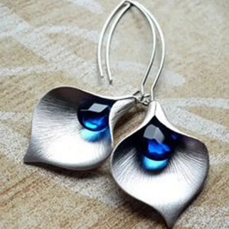 Сережки Liresmina Jewelry сережки гачки у вигляді Квіти Кали з синім фіанітом 6.7 см сріблясті - Інтернет-магазин спільних покупок ToGether