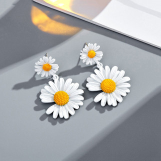 Корейські Сережки жіночі гвоздики в стилі Бохо у формі квітки Ромашка біла з гілочкою металеві 4.3 см - Інтернет-магазин спільних покупок ToGether