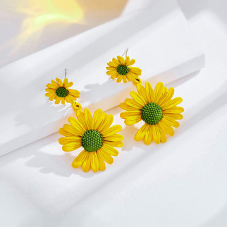 Корейські Сережки жіночі гвоздики в стилі Бохо у формі квітки Ромашка жовта з гілочкою металеві 4.3 см - Інтернет-магазин спільних покупок ToGether