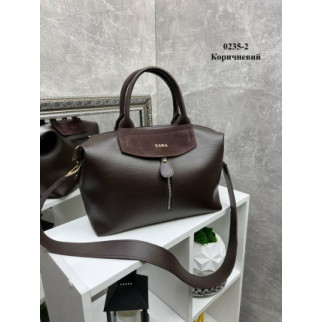 Об'ємна жіноча сумка коричневого кольору на блискавці зі знімним широким плечовим ременем, із логотипом - Інтернет-магазин спільних покупок ToGether