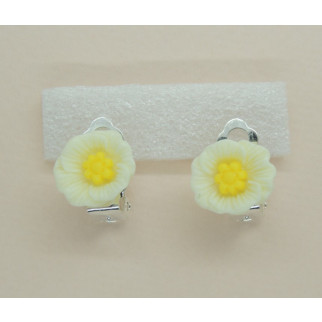 Сережки кліпси дитячі для вух без пробивання квітка Мальва біла з жовтою - Інтернет-магазин спільних покупок ToGether